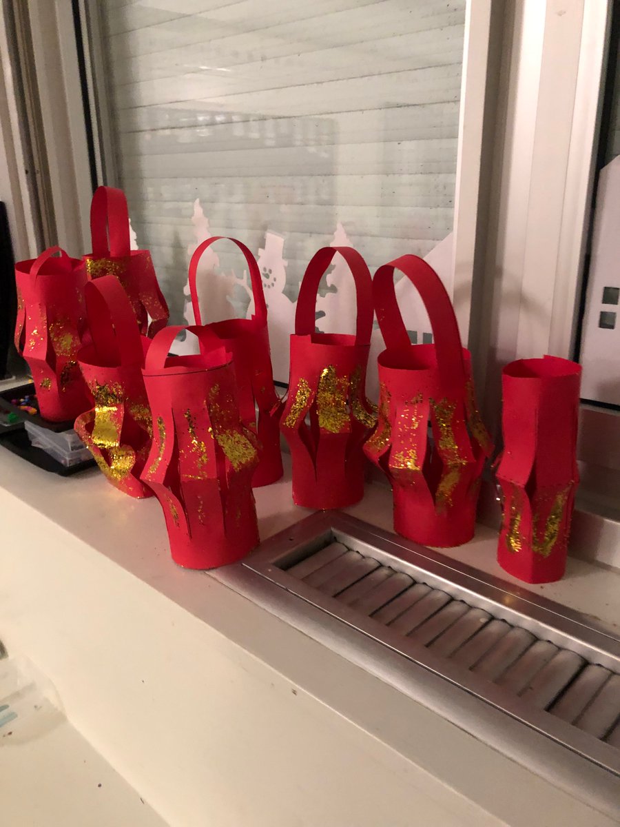 Gung hay fat choy to all our Seaview families celebrating Lunar New Year! Div. 8 (K/1/2 Montessori) made lanterns with glitter today! #YearOfTheTiger   Discover more: bbc.com/news/av/601986…