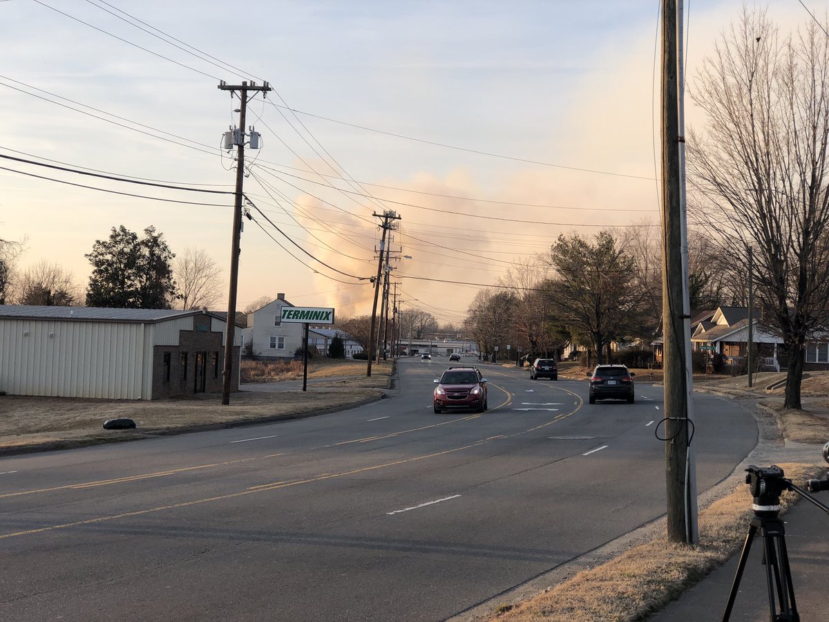 HERE’S WHAT WE KNOW about a major fire in #WinstonSalem that has the potential to cause the “largest explosion in US history:” (a thread)

500 tons of ammonium nitrate are stored inside the fertilizer plant, 100 tons stored inside a railcar a few feet away. https://t.co/pHPg0VpZGe