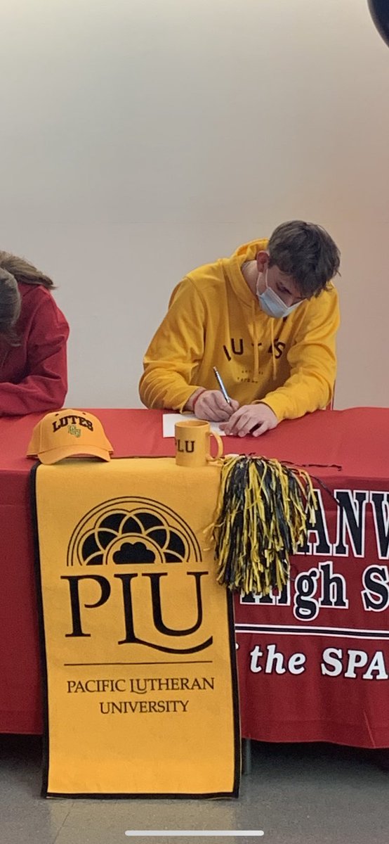 StanwoodBoysbb's tweet photo. Official Signing Day. @mackhepper22 @PLUcoachmurray @PLU_Mbball @golutes @Seattle_Stars @HeraldNetPreps @Evan_SCN @go_shsspartans https://t.co/EOfZWMU2rf