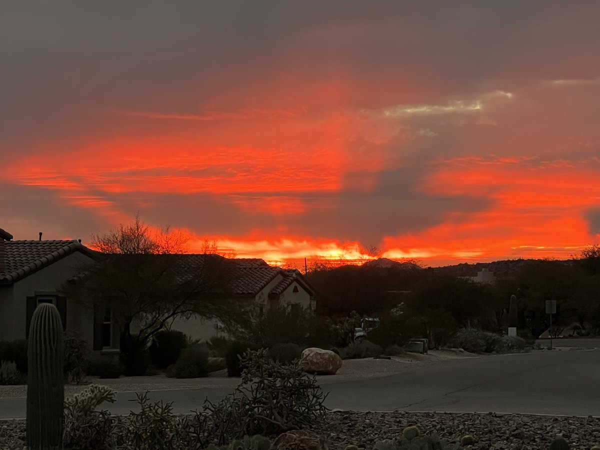AZHippster's tweet photo. 2022-02-01 #TucsonSunsets https://t.co/nTmHw4wc4Y
