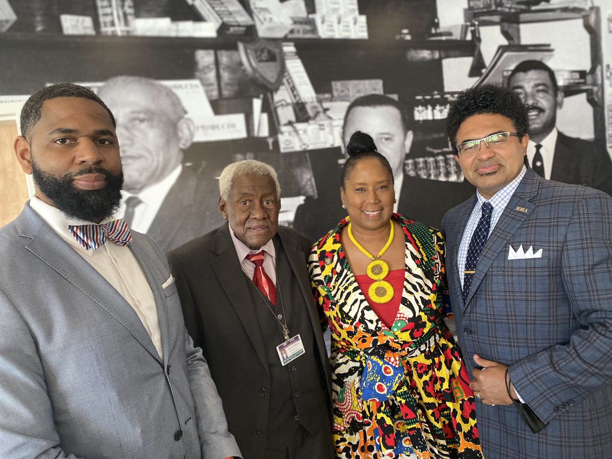 SUShreveport's tweet photo. We salute #LivingLegend, Mr. Sonrose Rutledge!
#KOKARadio x #SUSLA, honored the radio powerhouse at our #MSKICK following a street dedication recognizing Mr. Rutledge as a famed disc jockey and community leader for over 3 decades.
#SUShreveport
#Shreveport
#BHM
#History365 https://t.co/TVMpcMtsvh