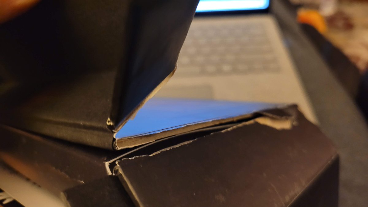 CardCowSports's tweet image. Disappointed @amazon shipped the new @Ghostbusters 4k Collectors Edition set in a plain white bag with zero padding/protection. I know i'm not the only one who received this expensive collectible damaged. Too bad they're sold out everywhere and I can't exchange it for a new one.