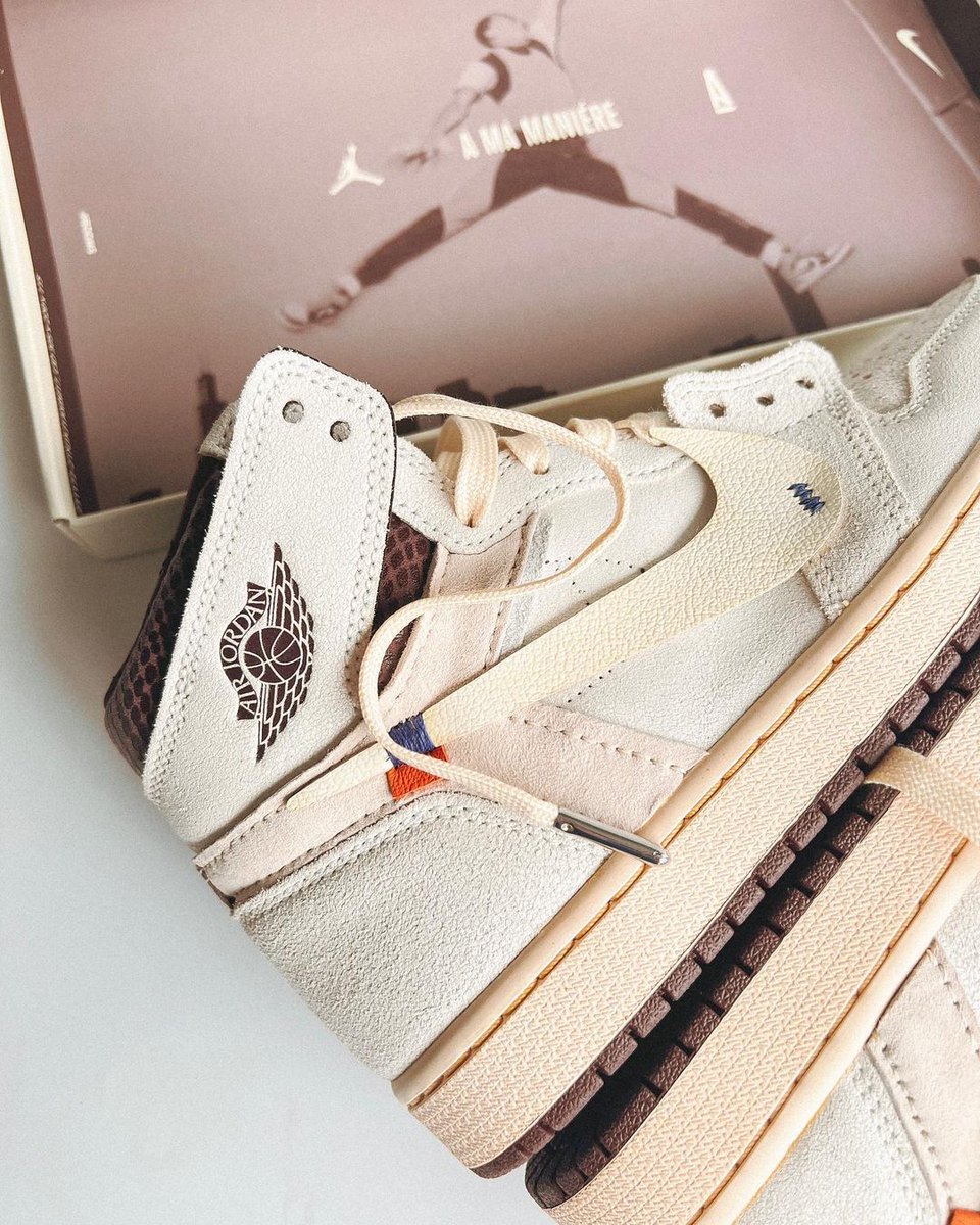 JustFreshKicks's tweet image. A Ma Maniére x Off-White x Air Jordan 1 High customs 🍷