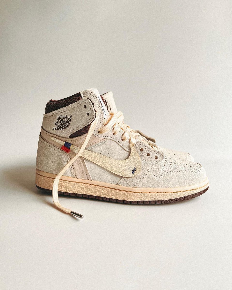 JustFreshKicks's tweet image. A Ma Maniére x Off-White x Air Jordan 1 High customs 🍷