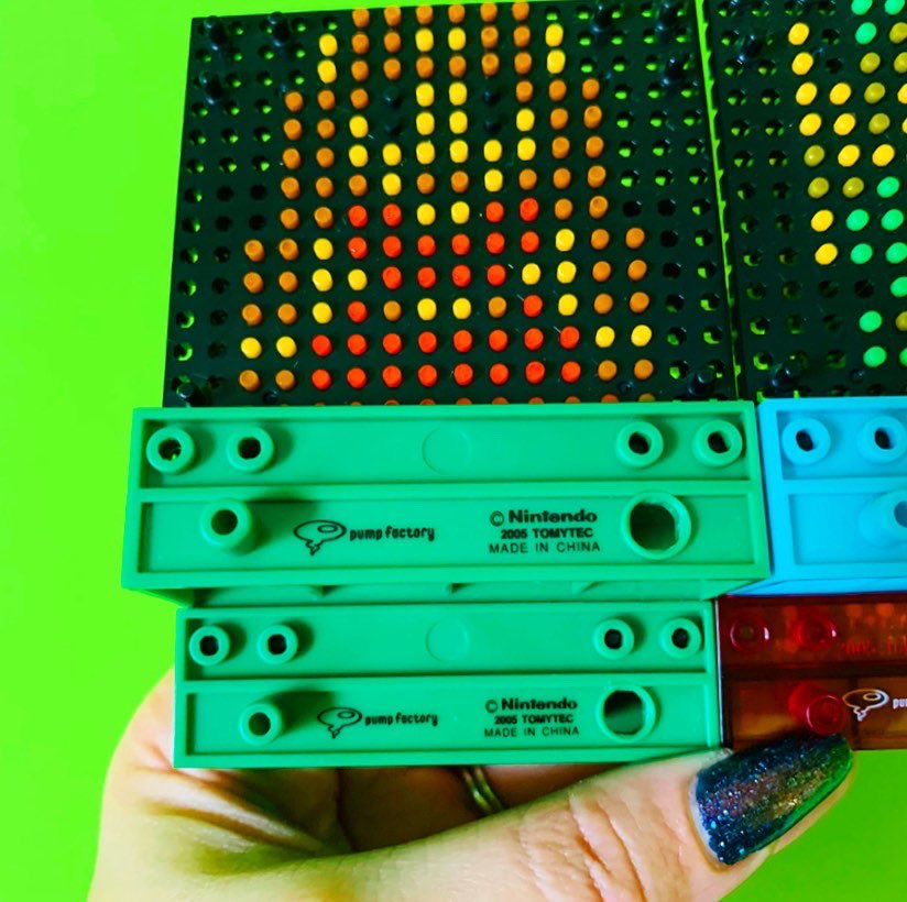 Linksliltri4ce's tweet photo. dot .S figures by TomyTec

These little dot artwork pieces were released around 2005 by #TomyTec and #PumpFactory. Little colored pegs would be placed on a grid board stand to create the designs. 

I already owned the lower two with green bases, but the top two are slightly https://t.co/J0PjHNwqjZ
