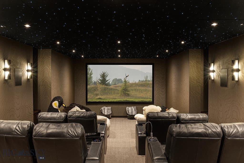 barndominium_us's tweet photo. A basketball court AND a movie theatre in the same house. https://t.co/QcDVpqkg4T