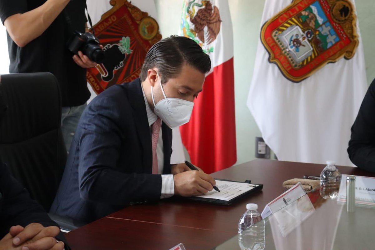 Mariano_Camacho's tweet photo. Cerrando el día en #Mexicaltzingo y #Chapultepec para la firma de convenios de colaboración con @IMEVISedomex 🏠 gracias a mis amigas Presidentas @SarayBenitezEsp @Lauramaliagm por toda su disposición. https://t.co/GEOsyIzjsw