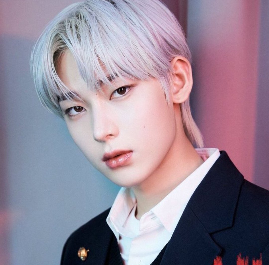 Ким сон у enhypen. Сону энхайпен. Группа энхайпен сону. Сколько лет сону из enhypen. Суно enhypen.