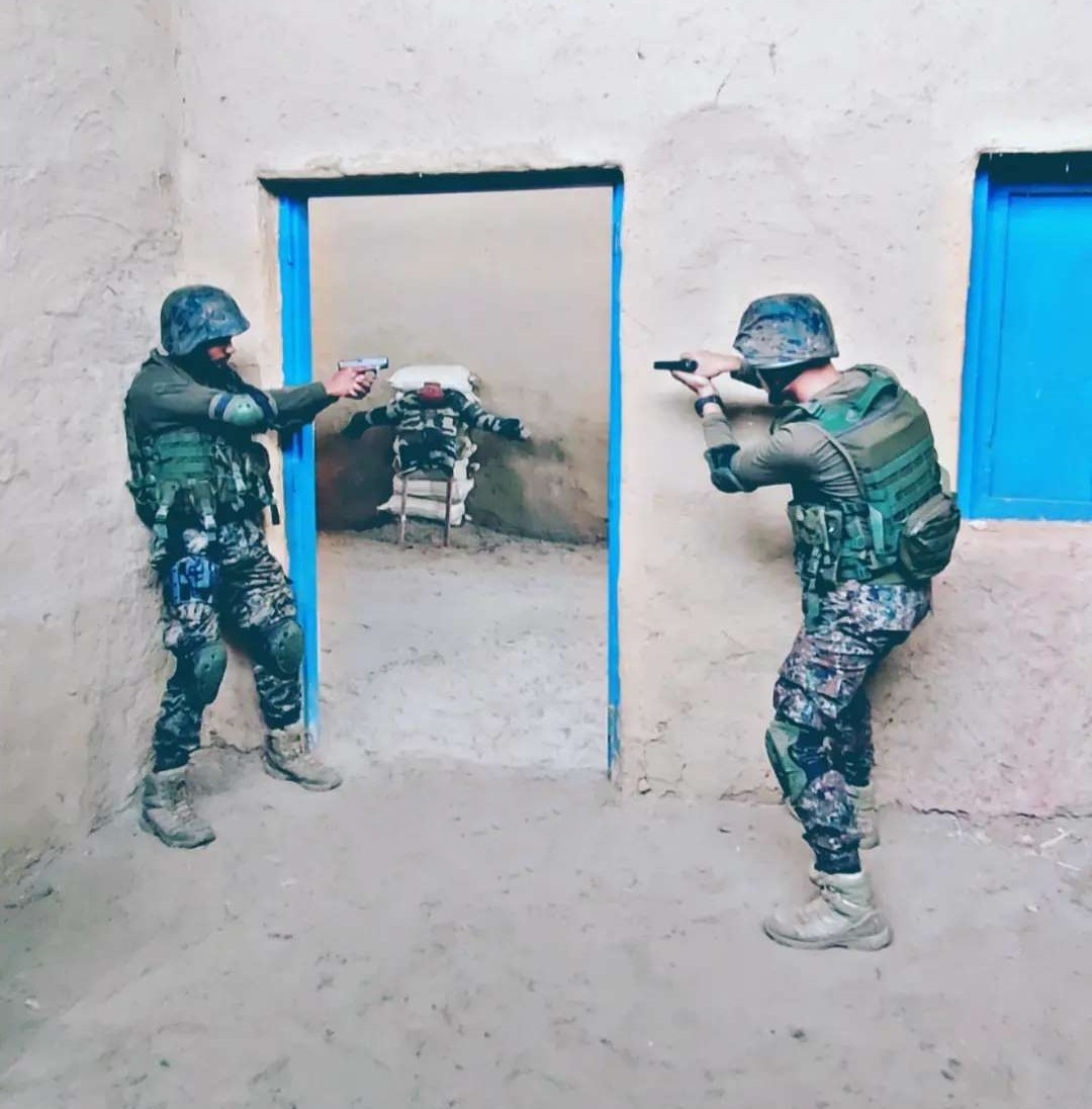 Rck_009's tweet photo. Garud commandos during house intervention drill.
#IndianAirForce
#Special_Force https://t.co/1tjUCwd90m