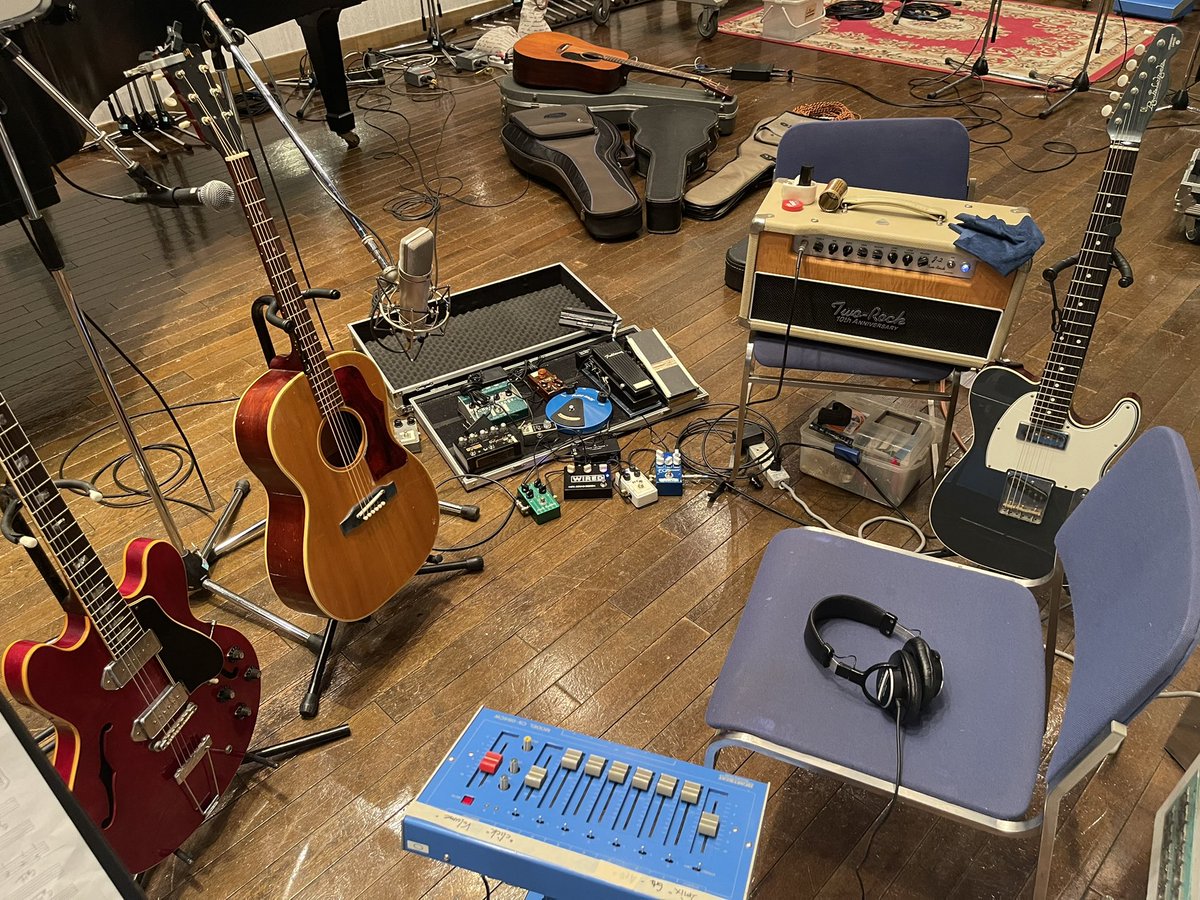 YusukeHorikoshi's tweet image. 現場で佐橋さんにバッタリ！別のアーティストの現場かと思ったら同アルバムの別曲との事！自分の録音はGibson ES330をWIREDで歪ませイナタめロックサウンドで録り音最高で感謝！