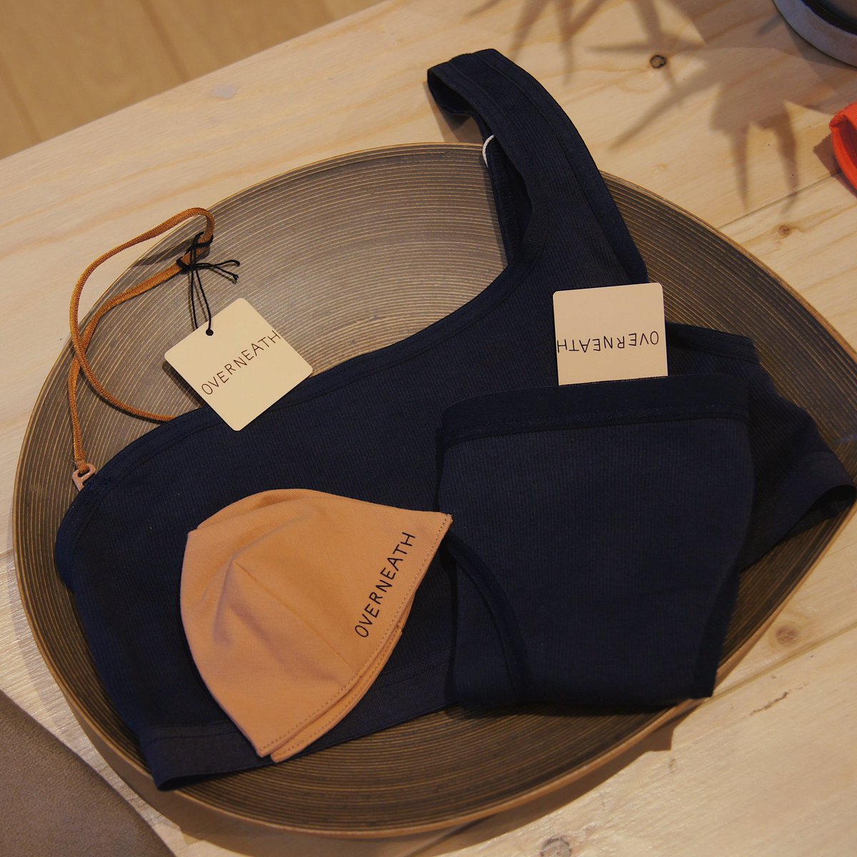 PSSkyoto's tweet photo. "New arrival"
【OVERNEATH】
今年ニューブランドとして展開が始まりました。カットソーと一緒に付いてる外袋がコンポスタブル(compostable)で、生物分解により発酵させ堆肥化が可能です。サステナブルを意識しているブランドなので、是非ご覧ください❗️
#pilgrimsurfsupply
#overneath https://t.co/xE1iXv5ZtJ