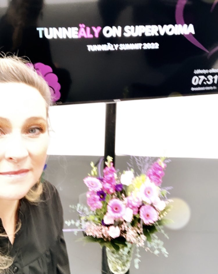 Tunneäly on supervoima!
#somekonsultti na paikan päällä isojen aiheiden äärellä ❤️<a href="/AdeptusPartners/">Adeptus Partners</a> #tunneälysummit2022