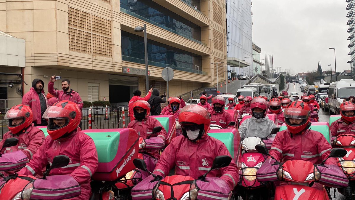 Yemeksepeti İşçileri akın akın Yemeksepeti Genel Müdürlüğü önüne geliyor.
