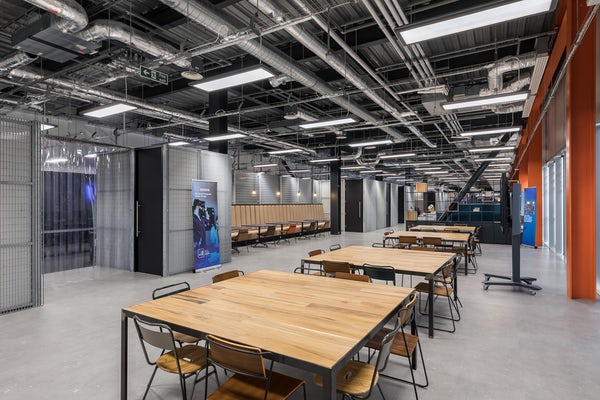 A very creative and innovative space at Staffordshire University London - one of the first courses to offer a #gaming degree. 

#TeamHunters procured and installed #gamingfurniture in all areas. 

Elements like Bene Pixels and mobile VC screen ensured a truly agile environment.