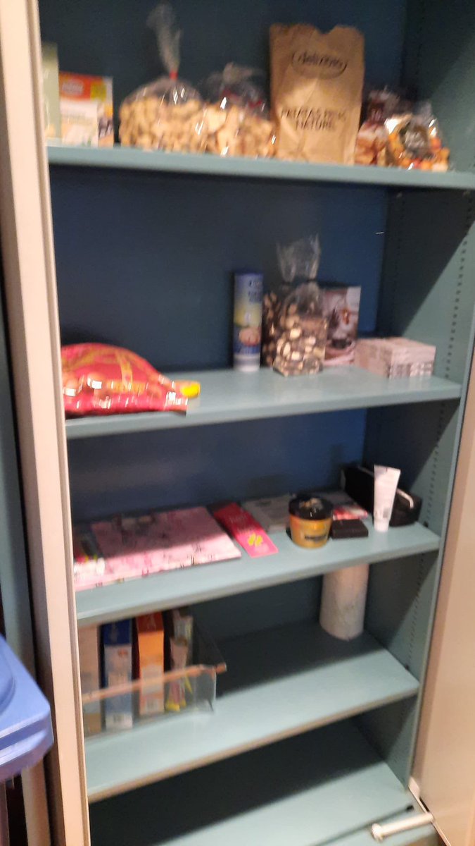 GGDW2018's tweet photo. #Buurvrouw, aLs je vanmiddag toch even naar de BuurvrouwenBuurvrouwBus gaat die staat bij Wijkcentrum #Bilgaard: Hooidollen 17. Loop dan ook even binnen naar de Buurtkoelkast en de Boodschappenkast. Staan bij het servicepunt. 😀👍💛 #Leeuwarden https://t.co/7zJ8TGPUlu