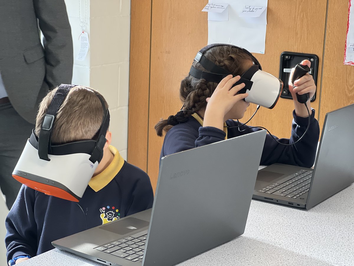Greenfield_Sch_'s tweet photo. This week, we hosted Year 4 pupils from Sythwood Primary School for a dynamic session in our Science lab; creating their own worlds in virtual reality then exploring them with our VR headsets! ๐
#GreenfieldSchoolWoking #MoreThanJustKnowledge
#MoreThanJustScience #stemeducation https://t.co/bjeDlElUNn