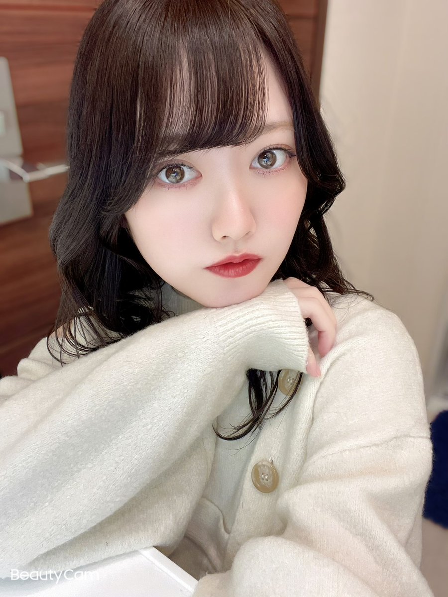 久しぶりに髪の毛少しだけ明るくしました〜🌻