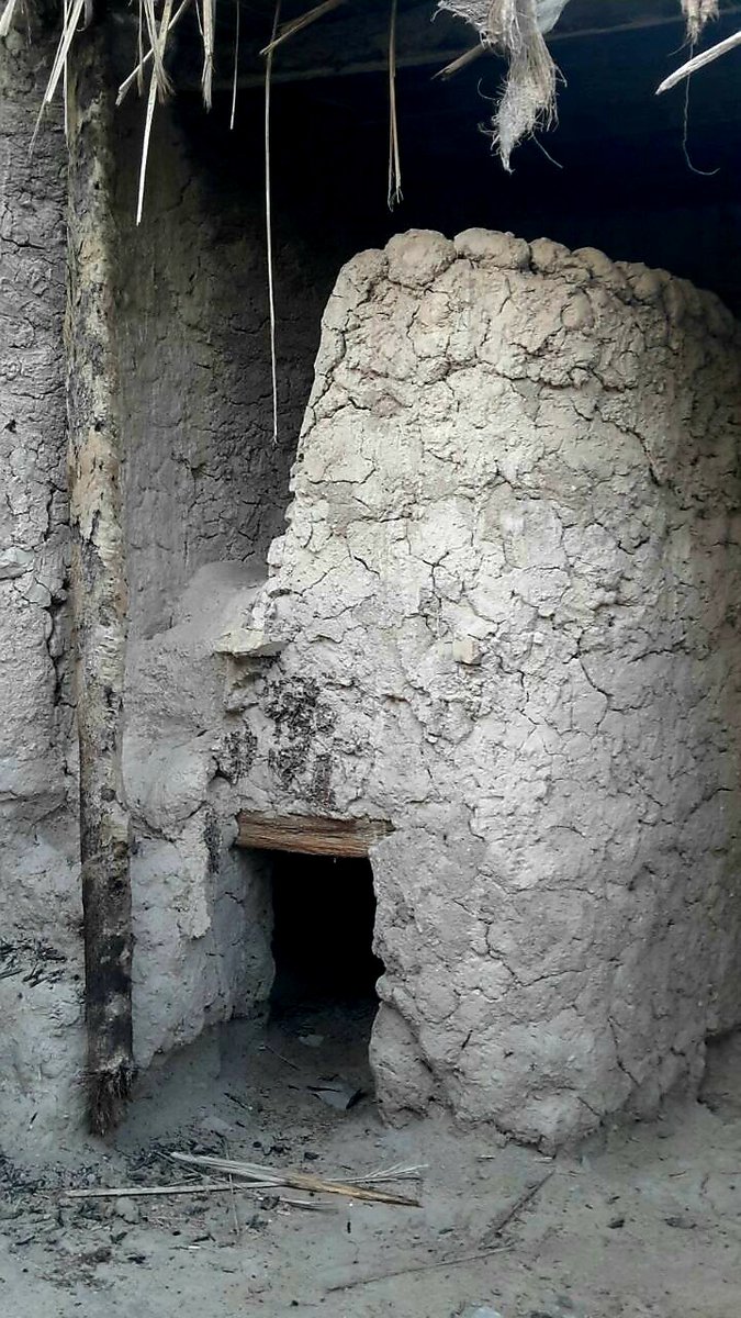 يا ترى كيف كانت أمهاتنا وجداتنا تجهزن أكلاتهن في ظل الوسائل البدائية التي كانت متاحة لهن ، وهل استطاع الموقد المعاصر ( المطبخ ) وأداته أن يخفف من معانتهن ، أم ما زال الحنين إلى وسائل الطبخ أيام زمان يحتل مكانًا في نفوسهن ؟
#ايام_زمان