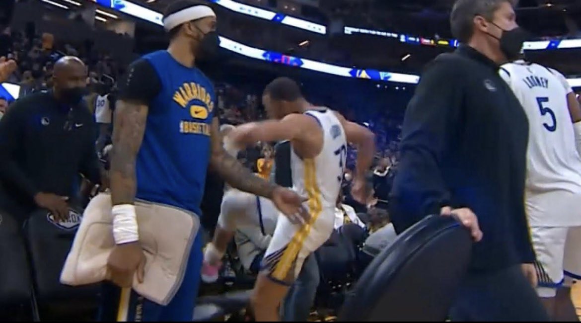 GSWReddit's tweet photo. 7-0 IN THE CHAIR KICKING ERA https://t.co/TFpfJpL793