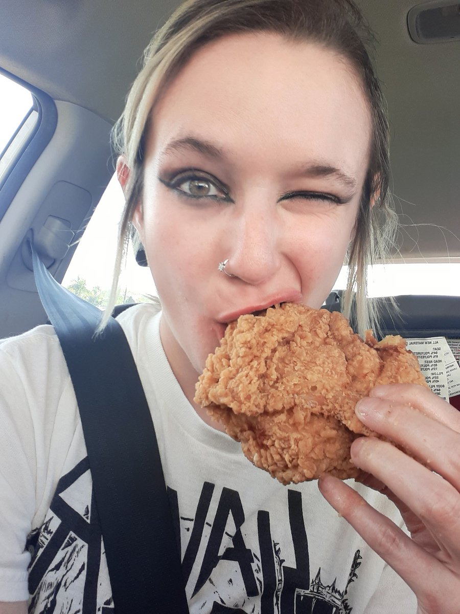MaddisonMadness's tweet photo. Hahahahahaha I just got a DM saying "you don't really eat chicken in your car, do you?" Pfffft you really gotta ask? https://t.co/AyvptBqtSO