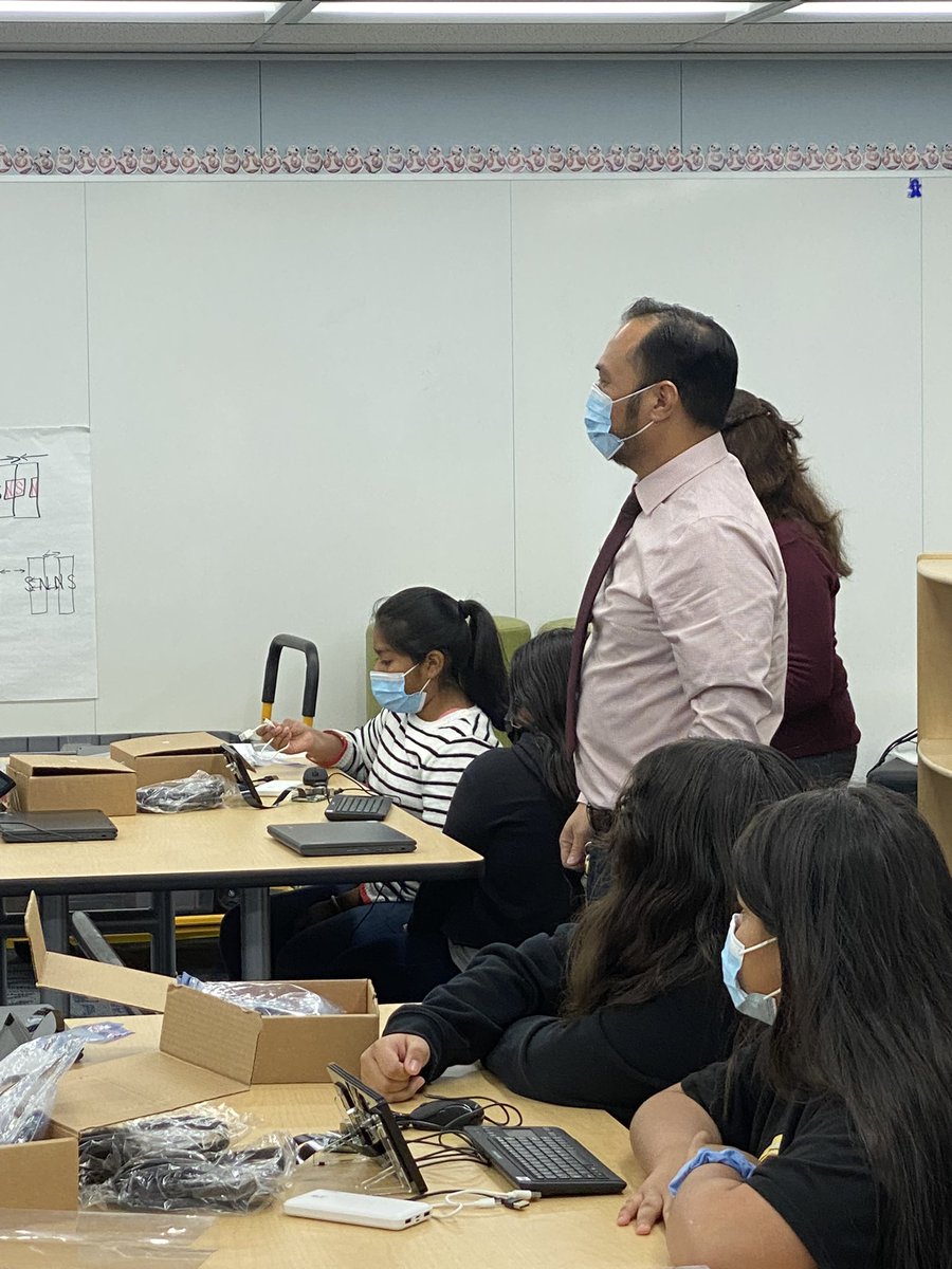 CentraliaSup's tweet photo. Had a great morning visiting @db_dolphins with Trustee Flores - Great to see @TGRFound partnership in action through @Raspberry_Pi hands-on lessons. Students were so engaged! Future #computer_scientists in the making. Thanks for organizing this, @CESDtherealDIEL - https://t.co/H8hCGid5BB