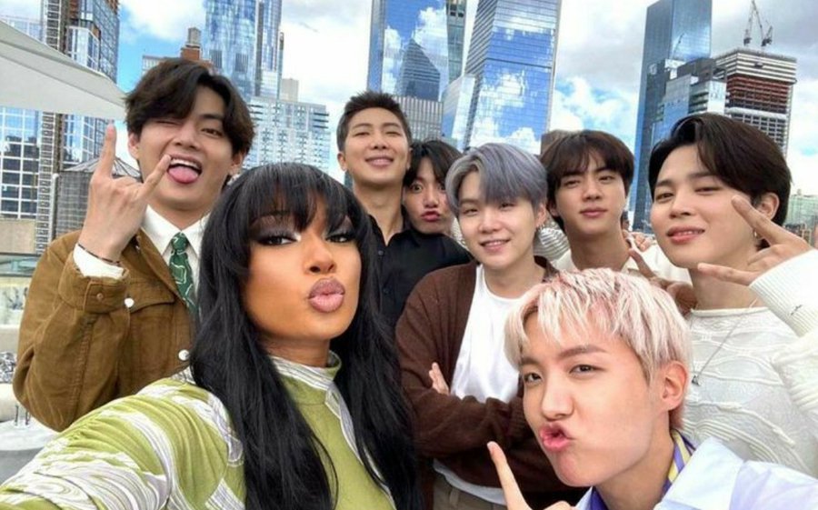 kiss_seven7's tweet photo. — Megan The stallion menciono a BTS en una reciente entrevista con "Entertainment Tonight", ella dijo:

"Amo a BTS y le estaba diciendo a mi manager que realmente quería hacer una canción con BTS, casi al mismo tiempo ellos se comunicaron conmigo y me pidieron que hiciera (+) https://t.co/6KbI4dmJCe