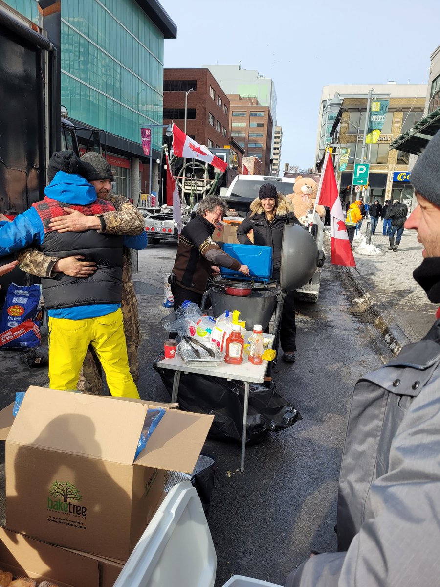 TomTSEC's tweet image. The city of Ottawa is closing restaurants and restricting food to starve out the convoy.  But #FreedomConvoy2022 is feeding itself.
