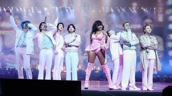 — Megan The stallion menciono a BTS en una reciente entrevista con "Entertainment Tonight", ella dijo:

"Amo a BTS y le estaba diciendo a mi manager que realmente quería hacer una canción con BTS, casi al mismo tiempo ellos se comunicaron conmigo y me pidieron que hiciera (+)