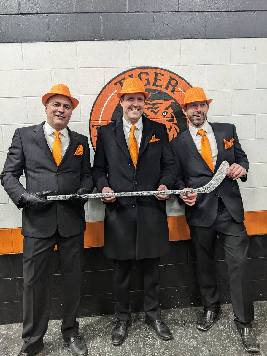 AreaDayha's tweet photo. The Battle of the Silver Stick, Part Deux. Another epic battle at the Barn with the Delano B2 Squirts going head to head. Black holds on to the Silver Stick with a 5-2 victory over Orange. @Squirtb2Delano
@delanosqb2black
#WeAreOneTeam  #minnesotahockey #d3hockey https://t.co/0Wv9gDRsZs