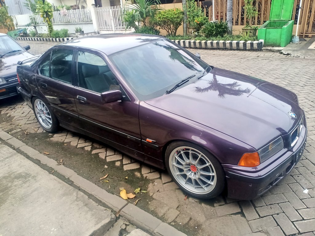 Mau yg mana? 
323i silver
Apa 320i limited edition warna rare.
DM aja monggo.
Mesin swehat.