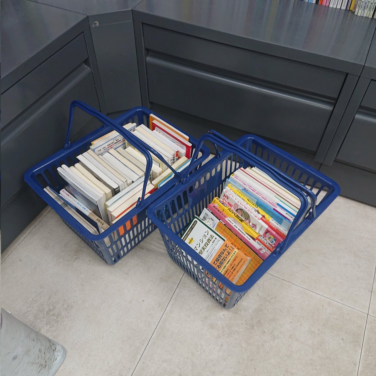 chobin_hon's tweet image. 今日は久しぶりに
一人で仕入れ旅❗

最近は量よりも
質を重視している

結局数仕入れても
売れなければ
ただの在庫になって
しまいますからね😅

最初の店舗は
中々の良店で
1時間ちょっとで
これだけできました。

これ全て220円で仕入れて
750円以上で売れるもの
ばかりです😁