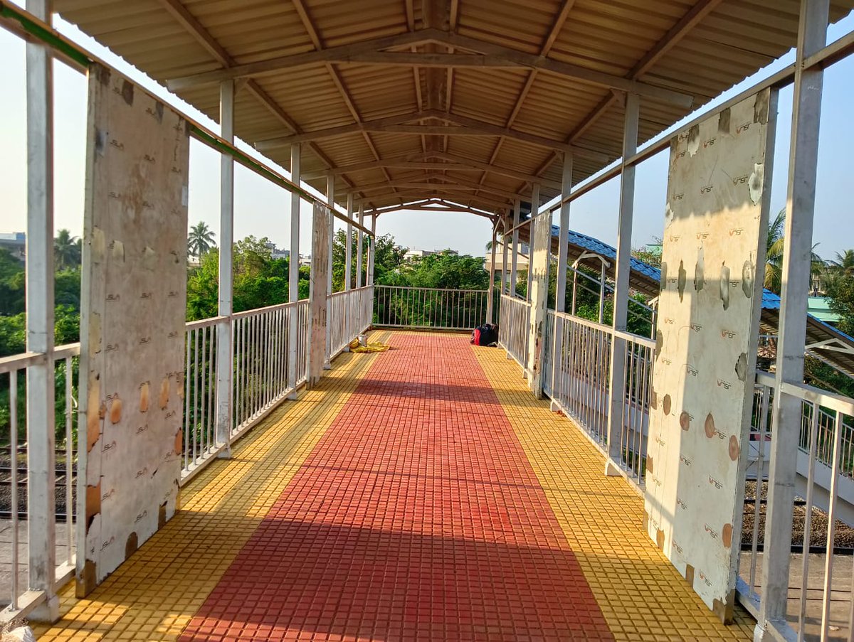 SCRailwayIndia's tweet photo. Towards enhancing passenger amenities :
Newly Constructed Foot-Over-Bridge (FOB) at #Anaparti Rly Stn #AndhraPradesh made Open for Public.
Passengers alighting now at Anaparti can avail the services of FOB for easily reaching the platforms from outside. @RailMinIndia https://t.co/9MEeeoLqBr
