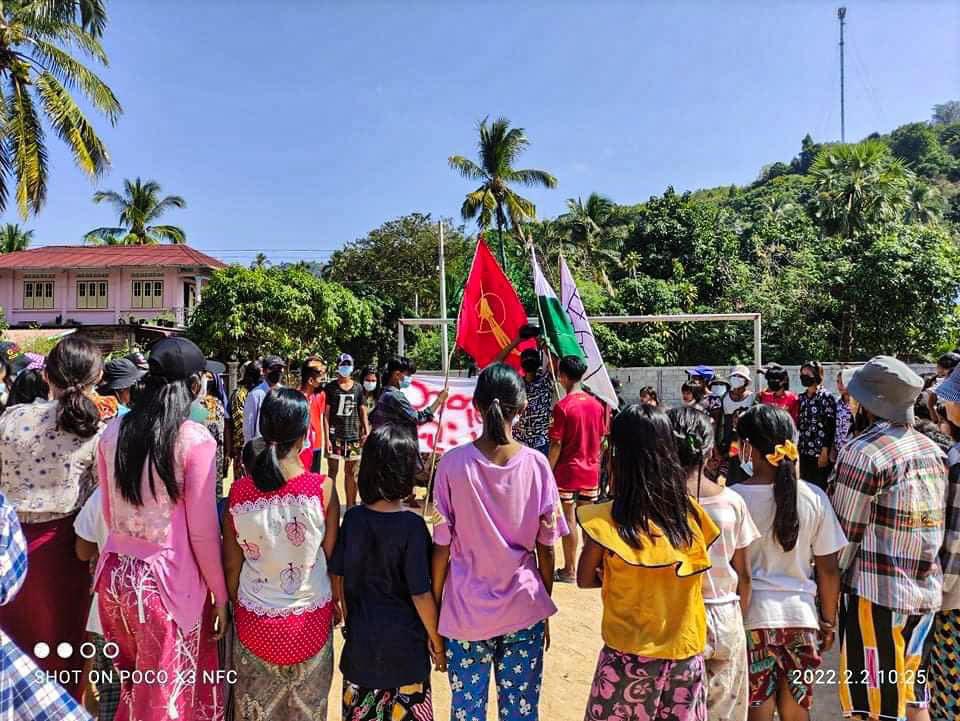 Revolutionary youths from #LaungLon Tsp, #Dawei District, staged to overthrow the #MilitaryDictatorship once again. #TakeAction_NoMoreWords
#2022Feb2Coup
#WhatsHappeningInMyanmar