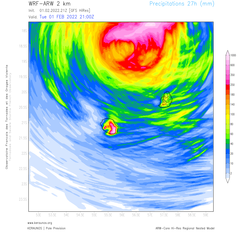 Environ 300 mm de pluie ont été relevés sur le volcan à #LaReunion ces dernières 24h. 
ARW en résolution 2 km projette 700/800 mm d'ici le milieu de nuit prochaine. 