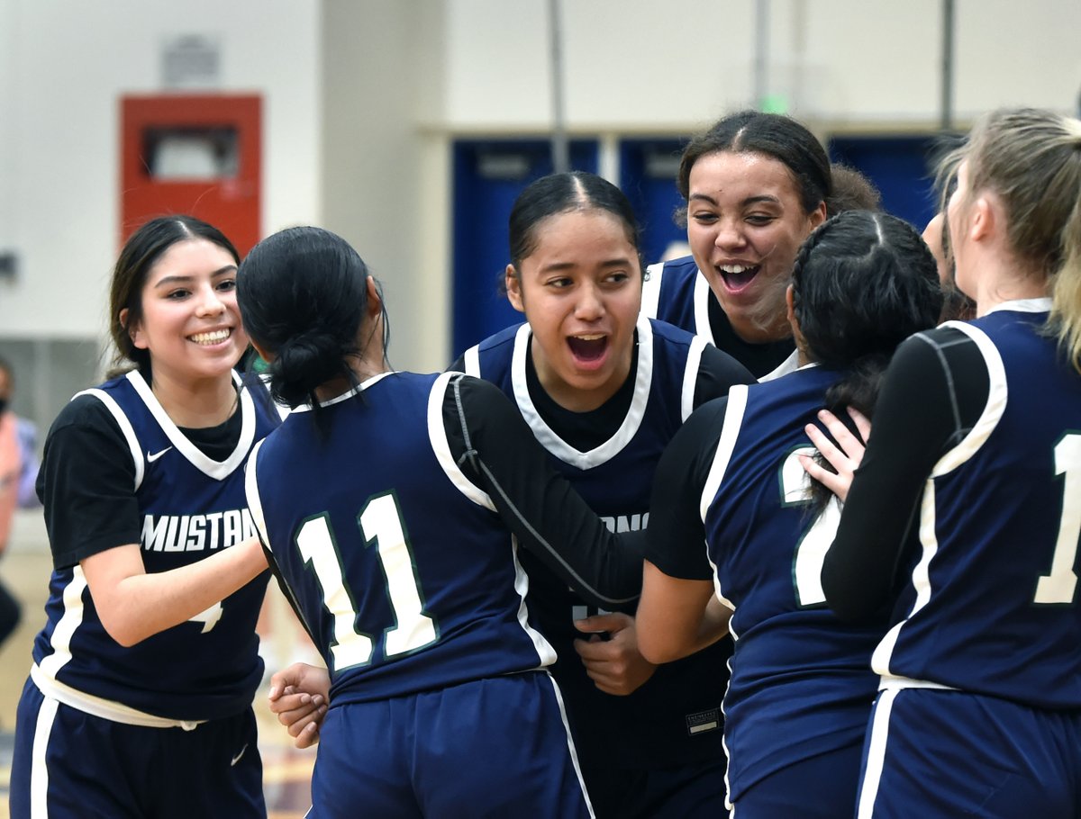 AndyBarron10's tweet photo. Damonte Celebrates a 61-57 Win Over Reno
PHOTOS @ https://t.co/NTEkyTs7zD
@DamonteHoops @RenoHSgbb https://t.co/IHFi4cCr8H