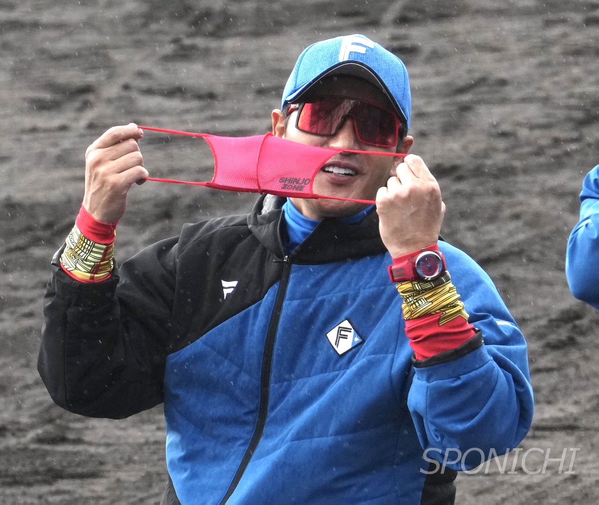 マスクを付け直す日本ハム #新庄剛志 監督。マスクには「SHINJO ZONE