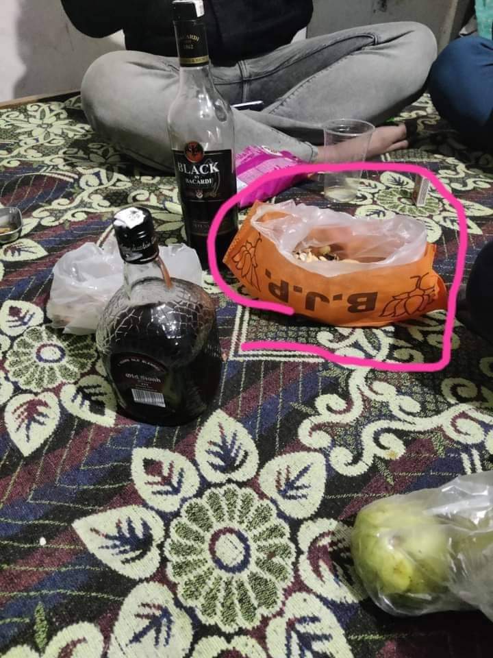 Purusho75375822's tweet photo. इतने अच्छे ब��रांड के साथ इतना हल्का चखना ?? https://t.co/9u62L0mfwM