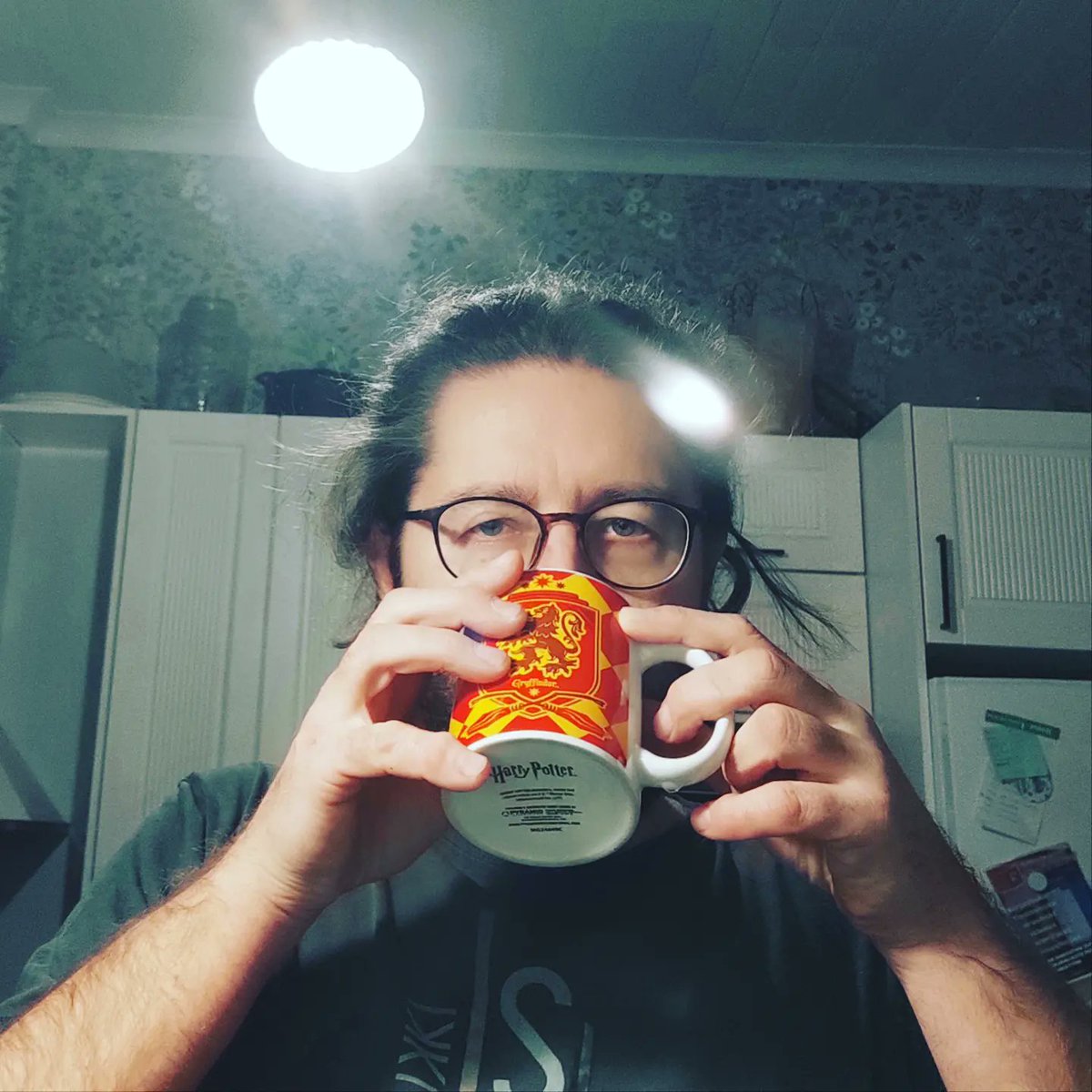 ALoimalahti's tweet photo. Tulin siis raittiiksi ja puhtaaksi 30 vuotta ja yksi päivä sitten, kun lopetin juomisen ja käyttämisen. Mutta vasta seuraavana päivänä alkoi varsinainen toipuminen, kun minut kutsuttiin Tylypahkaan. Tässä parvessa on ollut hyvä lentää ja velhona on ollut mukava elää. #12steps https://t.co/IYUUWikwOk