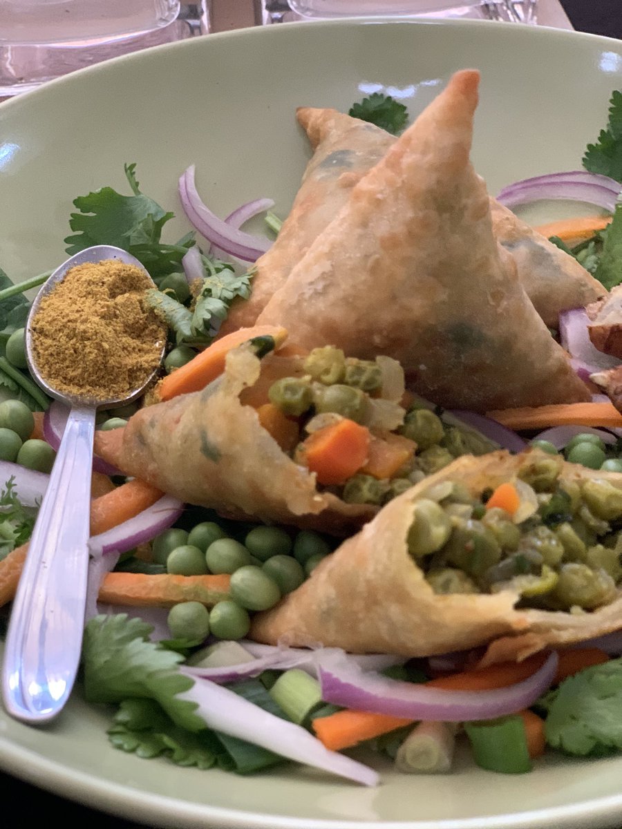 Timeless simplicity. 
.
.
Order you and yours a half or full dozen pack of saucy samosas to be delivered FRIED or FROZEN!
.
.
Menu
🔴Seasoned beef 🥩
🔴Chilli beef 🌶
🔴Green peas 🫒
🔴Veg Fried rice 🥦🧅🥕

[whatsapp - +256789214240]