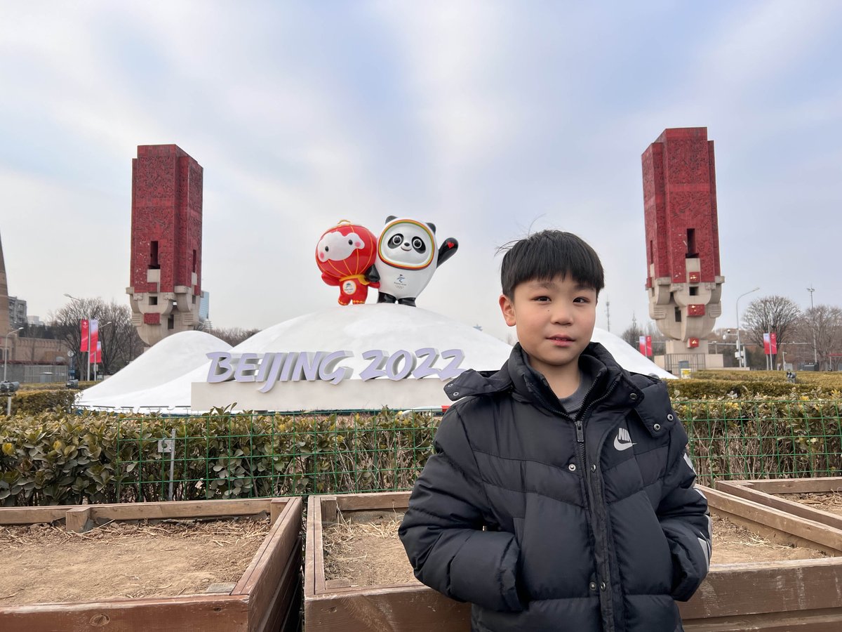 Vrijdag starten de #Winterspelen in Peking. IJshockeyer Jia Rui (9) woont in deze stad en vertelt dat hij een van de stadions mocht testen. Lees zijn interview: ow.ly/R1F550HCA4R #kinderenaanhetwoord #sport #kinderrecht