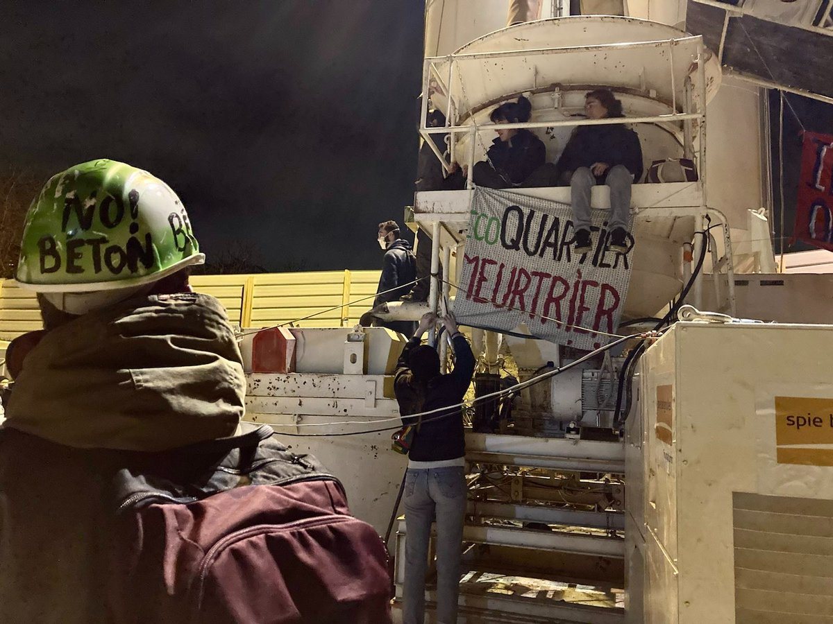 JardinsAuber's tweet photo. L'arrivée de la bétonneuse risque de rendre la destruction des Jardins d'Aubervilliers irréversible ! 

On ne laissera pas ça arriver sans rien faire, aujourd'hui nous sommes une trentaine à riposter en bloquant le chantier 💪 https://t.co/zfUIoAi2Mw