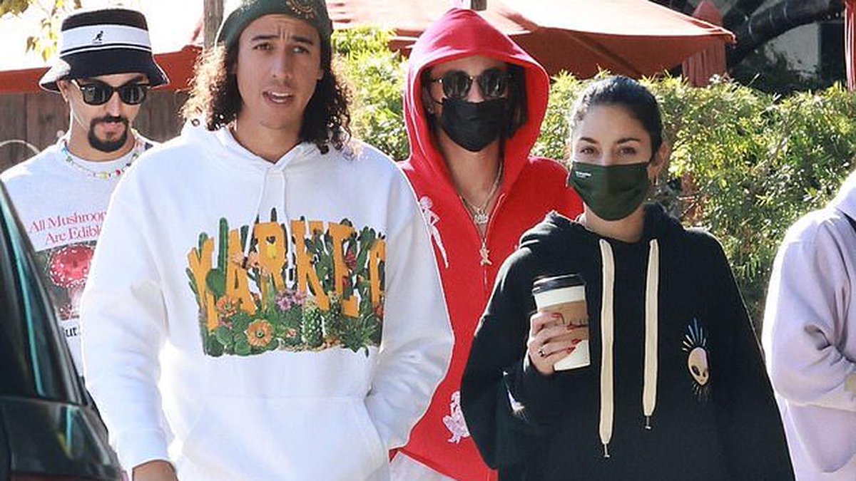 Cole Tucker and Vanessa Hudgens Grab Lunch With Friends bit.ly/3z9pxgw #ColeTucker #Sunday #VanessaHudgens