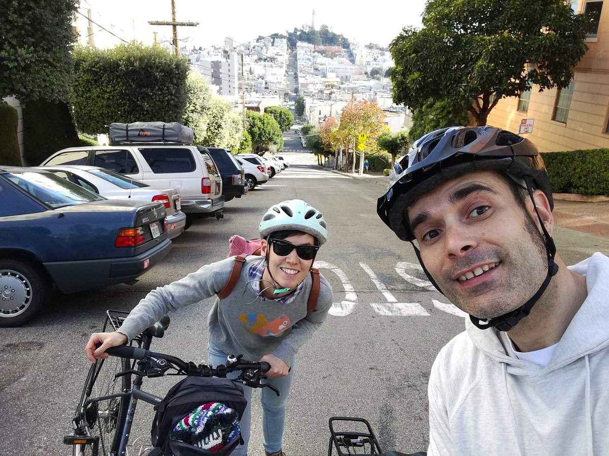 juliarius's tweet photo. Tal dia com avui fa 4 anys visitàvem #SanFrancisco. No seria la ciutat més recomanable per visitar en bici. Però la diversió de baixar pels seus carrers compensa les grans pujades 🤣 resultat després de 30km: els pantalons foradats 🤣🤣 @AdriSabat https://t.co/CLBTGfoIXT
