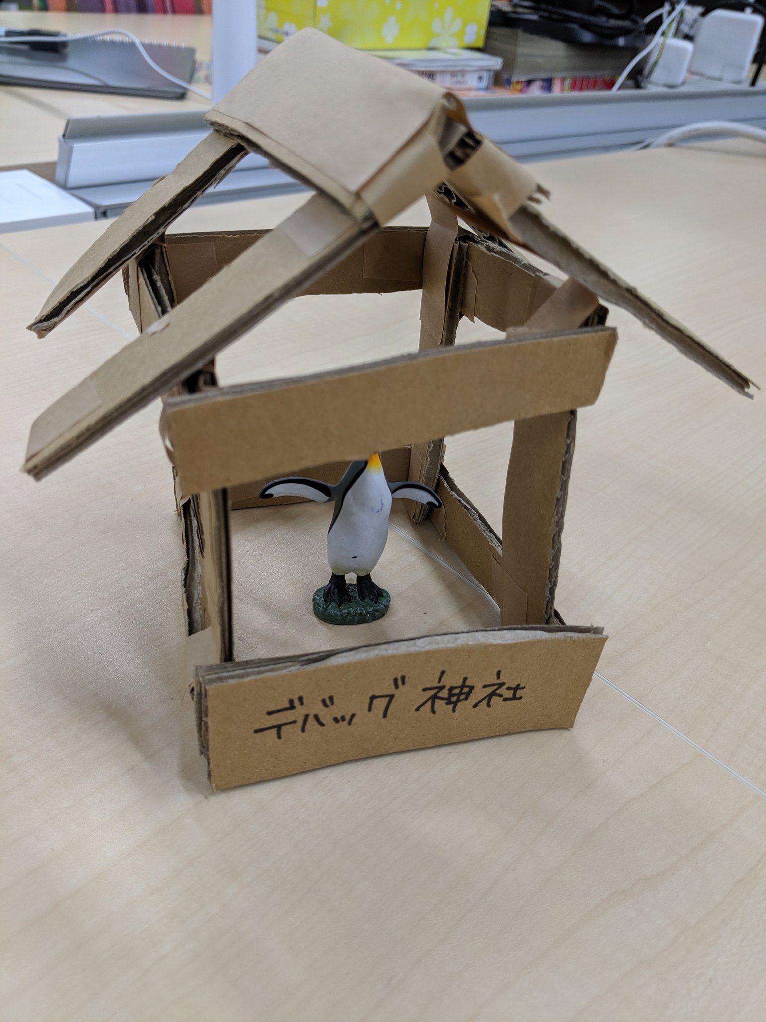 前職の時のデバッグ神社は自デスクの上に建立してたんだけど しばらくしたら付箋で祈りが捧げられるようになってた T Co 876ymwiezv Twitter