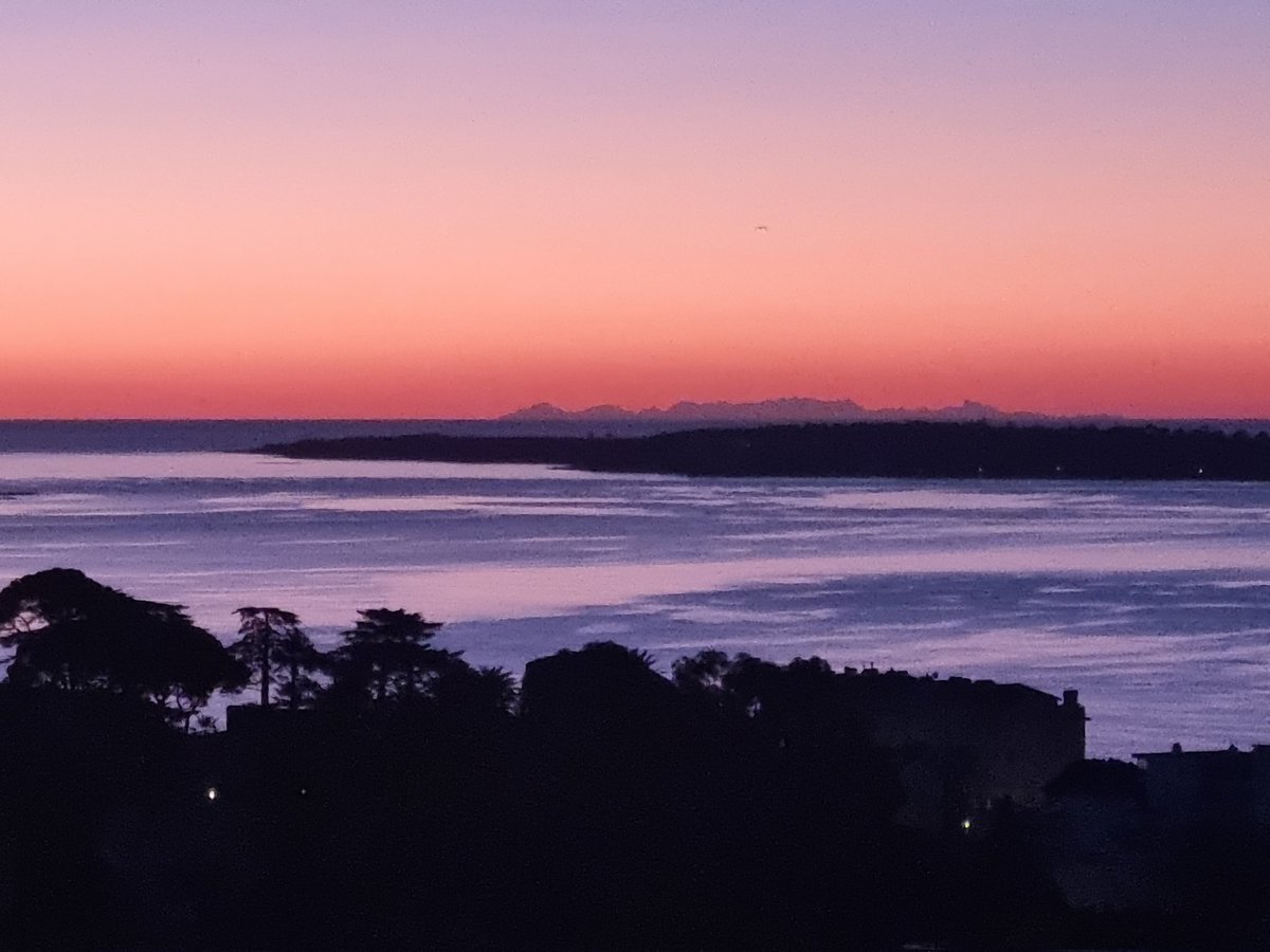 Moment magique ce matin ou au loin la #Corse se dévoile. <a href="/Nice_Matin/">Nice-Matin</a> #Corsica #Cannes