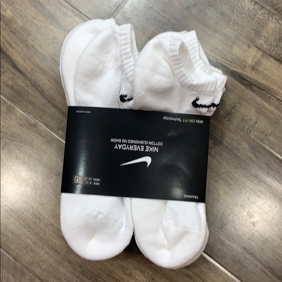 _IanSalter's tweet photo. So good I had to share! Check out all the items I'm loving on @Poshmarkapp from @Princessmomo70 #poshmark #fashion #style #shopmycloset #levis #nike #handcrafted: https://t.co/mZmDnqL53n https://t.co/HzyU1AD7cl