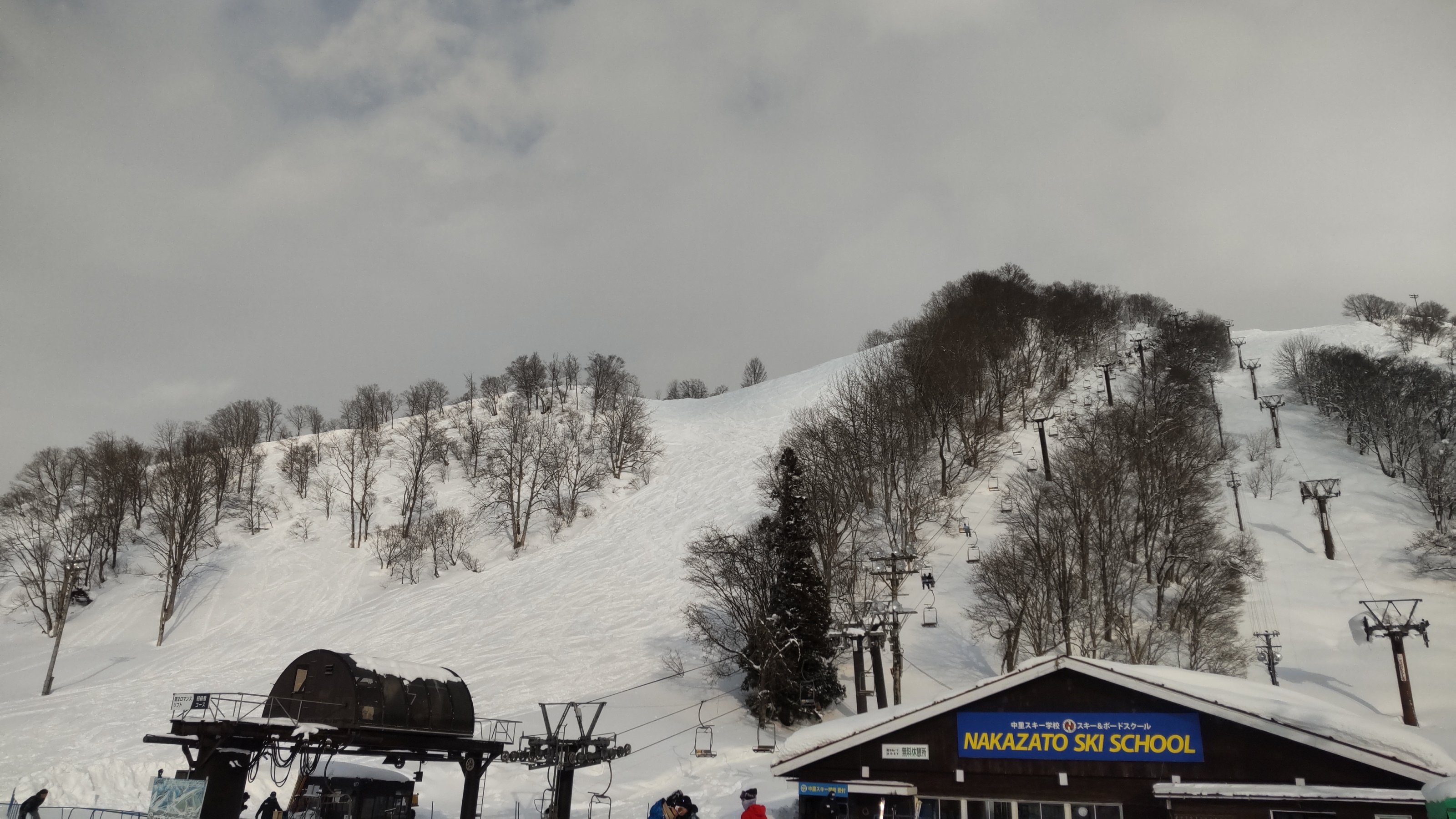 亜衣ちゃんにメロメロ 湯沢中里スキー場からの風景 ４ 本日 2 2 最後のツイートは 午後3 30分現在の 第１高速リフト乗り場付近の状況 雪が止んで ようやく青空と太陽が 顔を出し始めました 湯沢中里スノーリゾート T Co