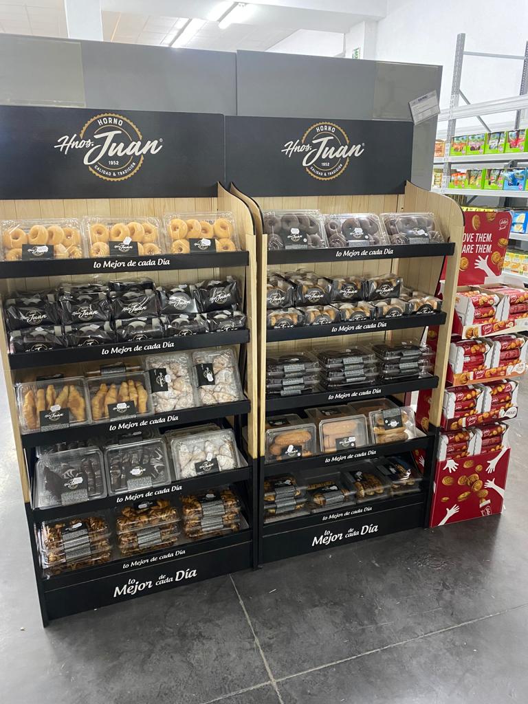 vickyfoods's tweet photo. 🤩 Gran exposición de los productos de nuestra marca Hermanos Juan en el nuevo #SuperCash de #Almería y #Leclerc de #Pamplona. 💚 ¡Esperamos que os guste! 😊 #FelizMiercoles #BuenosDiasATodos #BuenMiercoles https://t.co/8BRjBKp6As