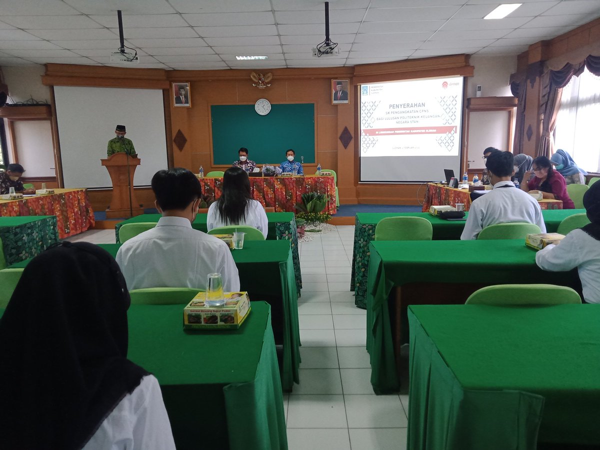 BkppSleman's tweet photo. Penyerahan SK Pengangkatan CPNS bagi lulusan Politeknik Keuangan STAN di Kabupaten Sleman https://t.co/HIIwLRiirD
