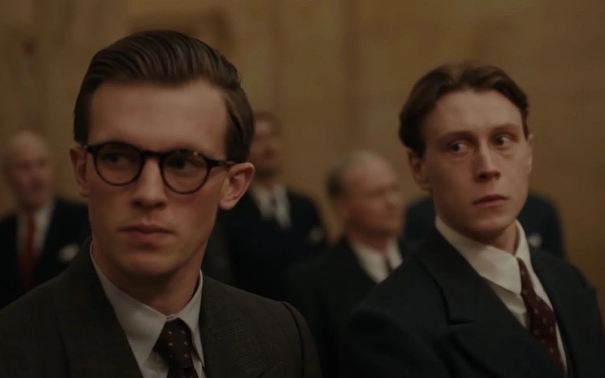 Британский фильм мюнхен. Мюнхен: на грани войны фильм 2021. Мюнхен фильм 2005. Мюнхен на пороге войны фильм 2021. Мюнхен на грани войны 2021 постер.